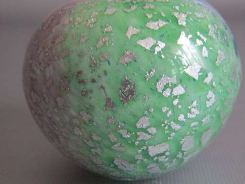 Beautiful art glass Paperweight in the shape of an Apple, perfect condition, 6cm diameter