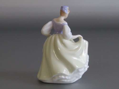 Original vintage 1962 Royal Doulton Figurine "Fair Lady" HN3216, 9.5cm, prestine condition