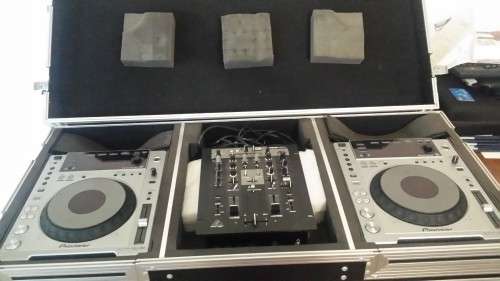 Pioneer CDJ's 850 + Mixer + Carry Case