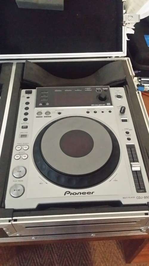 Pioneer CDJ's 850 + Mixer + Carry Case