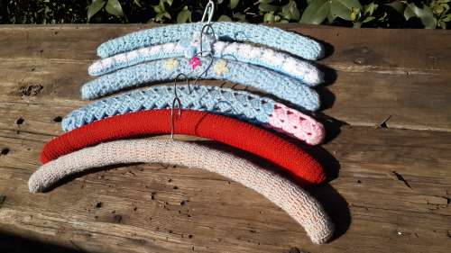 6 Knit hangers