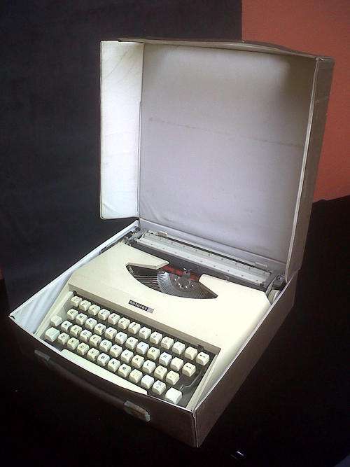 OLD MANUAL PORTABLE ANTARES TYPEWRITER