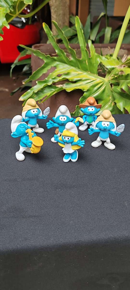 6 collectable Smurfs