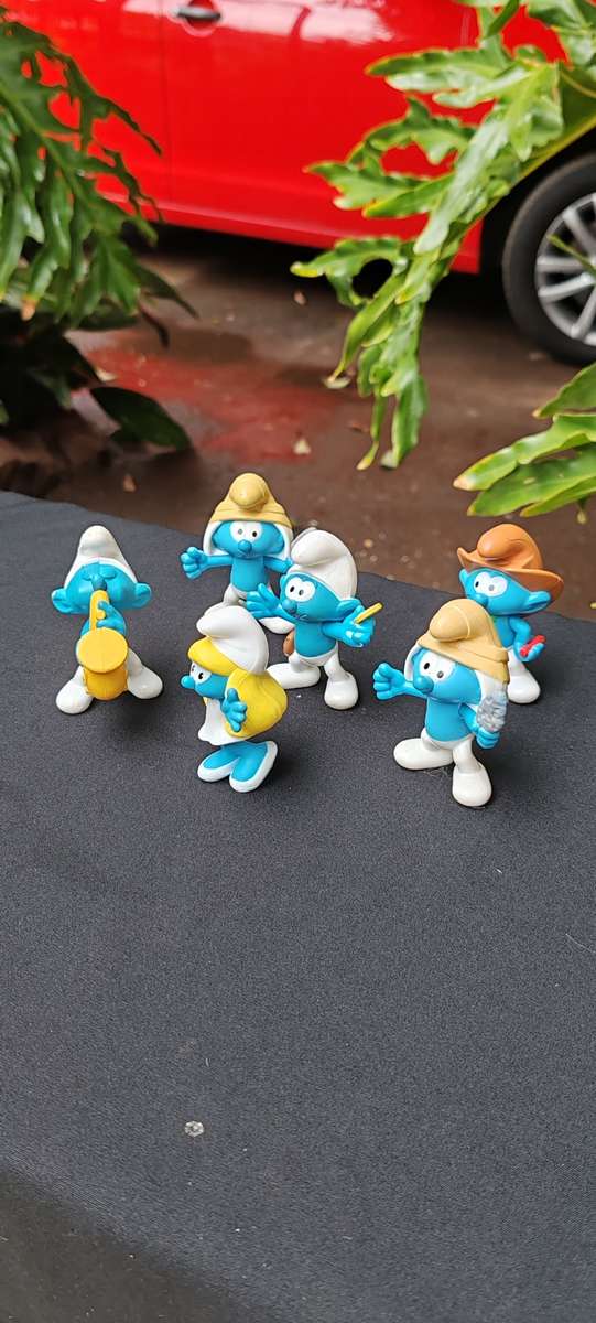 6 collectable Smurfs