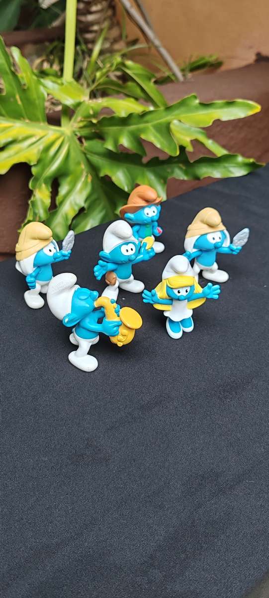 6 collectable Smurfs