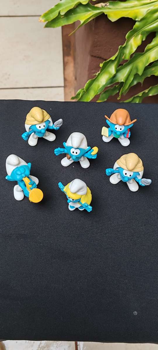 6 collectable Smurfs
