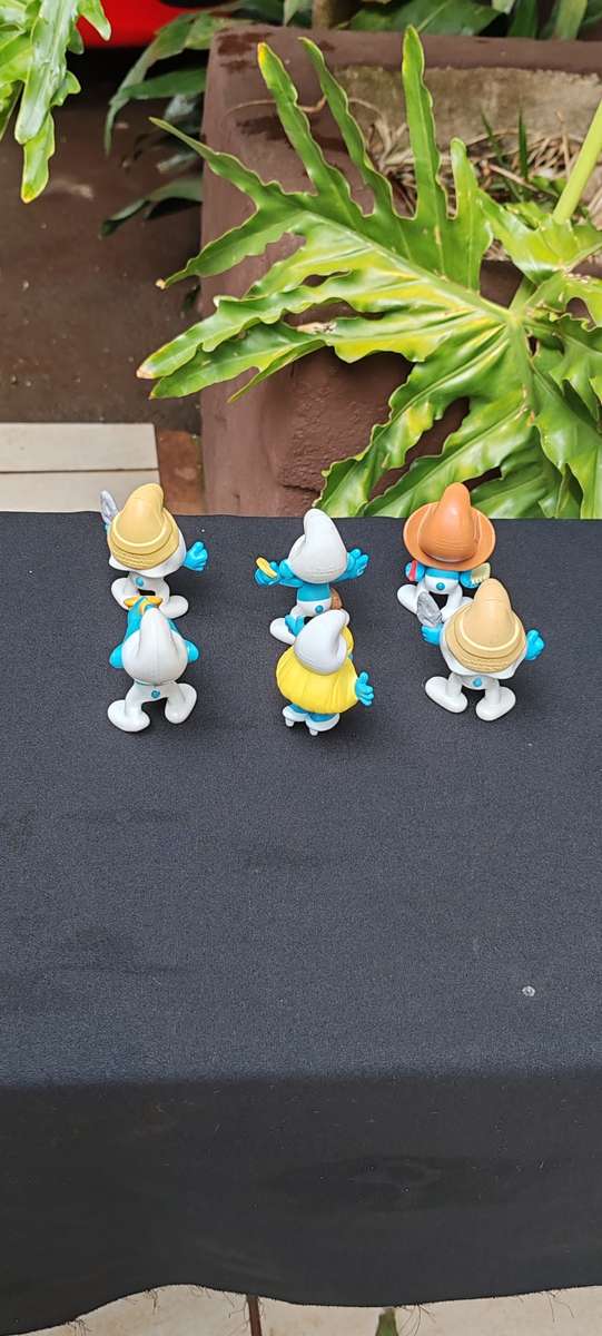 6 collectable Smurfs