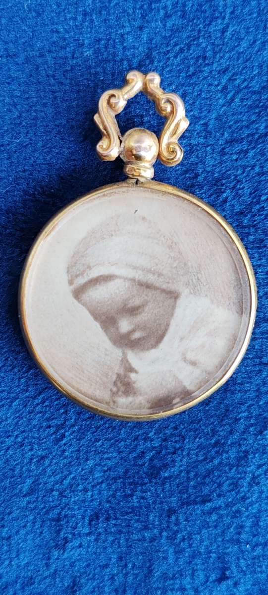 Beautiful Antique 9k Gold keepsake locket