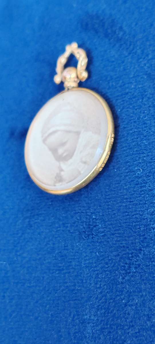 Beautiful Antique 9k Gold keepsake locket