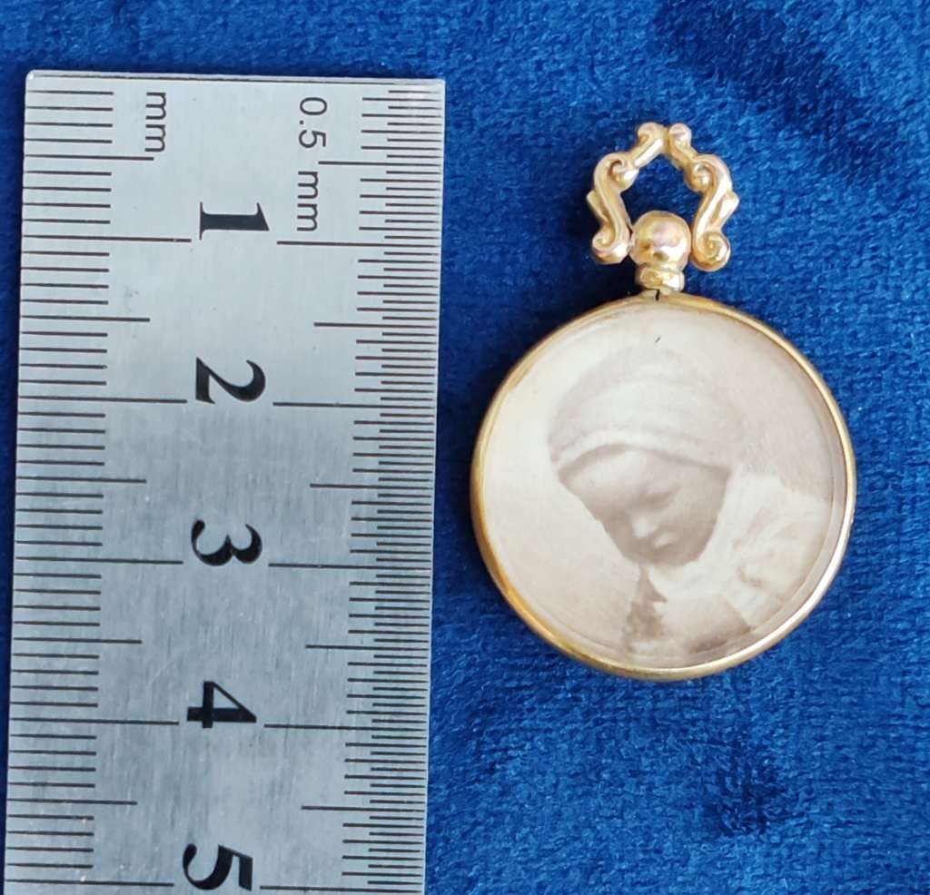 Beautiful Antique 9k Gold keepsake locket