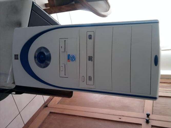 Intel Pentium 4. 3ghz, 1gb RAM, 80gb HDD, DVD Writer.