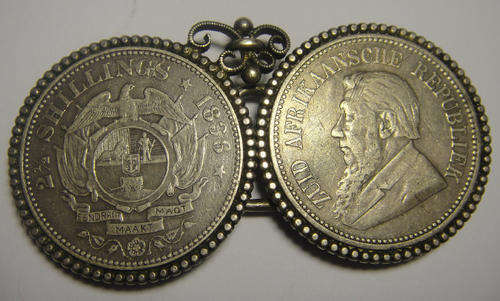 Paul Kruger Z.A.R. Trench or P.O.W. Art : Belt Buckle made of Two Paul Kruger Half Crowns