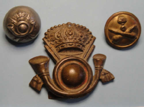 Second World War Italian Metal Military Badge and 2 Buttons