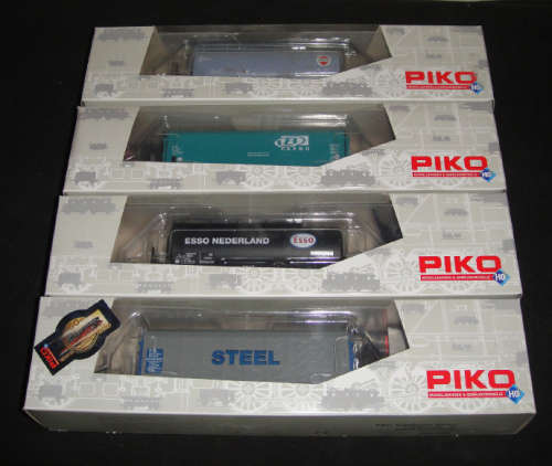 Four 4 PIKO Modellbahnen & Gebäudemodelle