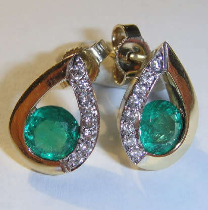 Pair of 18ct Yellow GOLD Dangle Earrings set with 2 Emeralds & 16 Diamonds (Valued at R32 000)