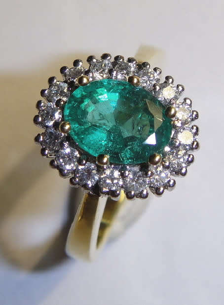 18ct White & Yellow GOLD Dress Ring set with large Emerald & 16 Diamonds (Valued at R50 000)