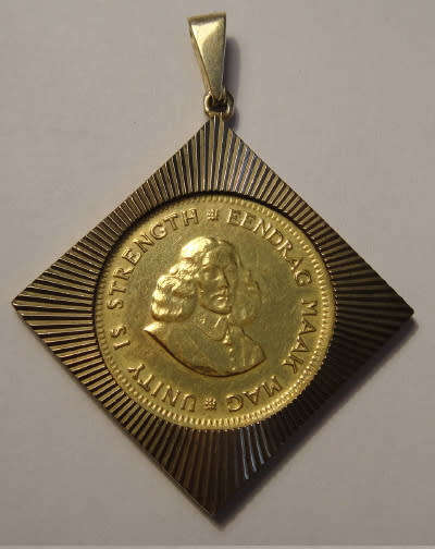 South African 22ct GOLD One Rand of 1978 set as Pendant