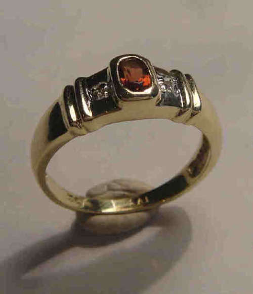 9ct Yellow GOLD Ring Set with 4 x 3 mm Oval Garnet & 2 chips valued at R2 300