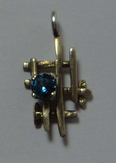 Small 9ct Gold Pedant set with Blue Stone