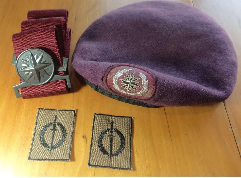 Recce Beret, Stable Belt and two Embroidered Badges