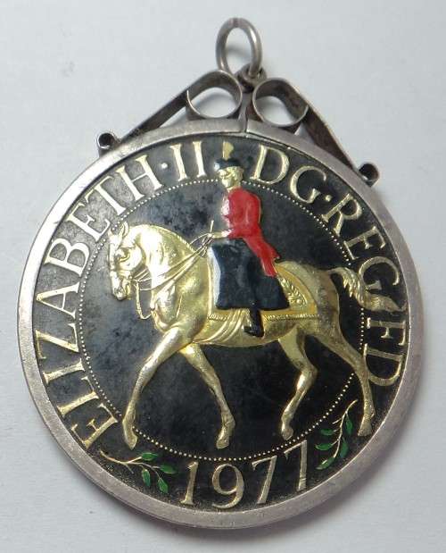 Great Britain: Enameled 1977 Crown set in Silver Bezel (31.5g)