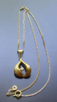 18ct Gold Antique Chain with Diamond Pendant (Val. R4500.00)