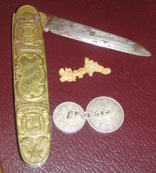 Paul Kruger Pocket Knife, ZAR cufflinks and Gold Nugget