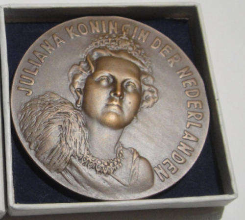 Gigantic Medal in Bronze:  Juliana Koningin der Nederlanden : 6 Sept.1948 Ingehuldigd