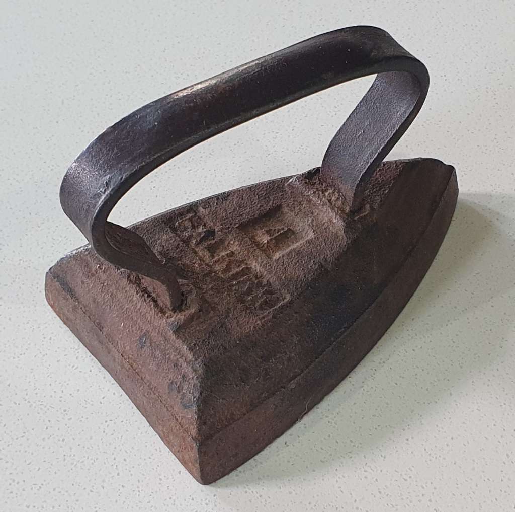 Vintage FALKIRK 4 cast iron, coal stove clothing Sad Iron as per photo