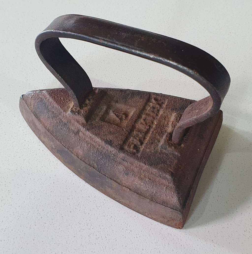 Vintage FALKIRK 4 cast iron, coal stove clothing Sad Iron as per photo