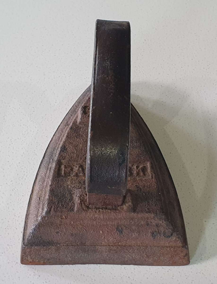 Vintage FALKIRK 4 cast iron, coal stove clothing Sad Iron as per photo