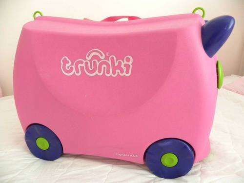 Trunki ride on suitcase in Hot Pink