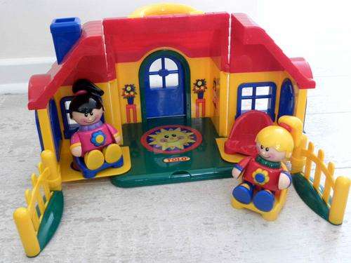 Tolo playhouse with two clip on fences, two people and three chairs