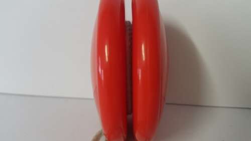 COCACOLA YOYO VINTAGE WITH INTACT STRING UP FOR GRABS WOW !!