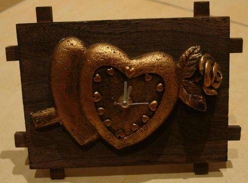 !!!LOOK!!! HEART DECOR CLOCK WITH ROSE, NICE VINTAGE LOOK, VERY GOOD CONDITION