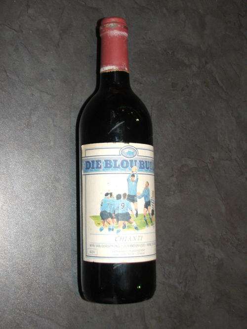 WOW!!!!!!!!!! LOOK!!!!!!!!!  VERY SCARCE!!!!! "DIE BLOU BULLE" CHIANTI BOTTLE OF WINE 15 YEARS +