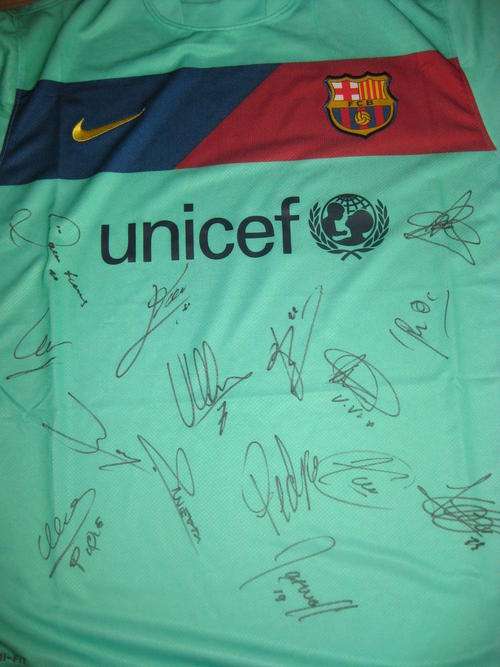 FC Barcelona squad signed 2010-11 NEW away shirt