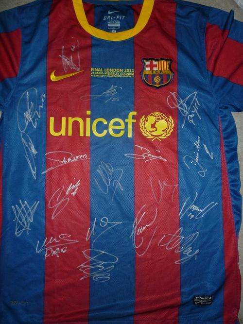 FC Barcelona squad signed 2010-11 NEW home CL FINAL SHIRT!