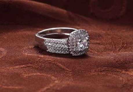 Exquizite Simulated Diamond Silver Polished Wedding Ring