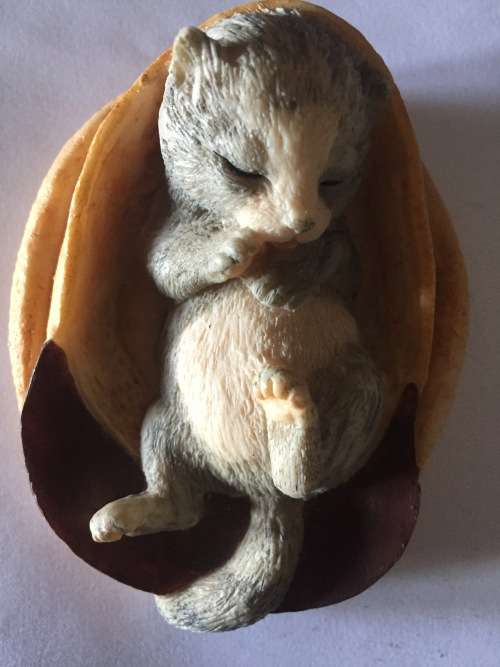 *AYNSLEY MASTERCRAFT Hand Painted Resin Kitten*