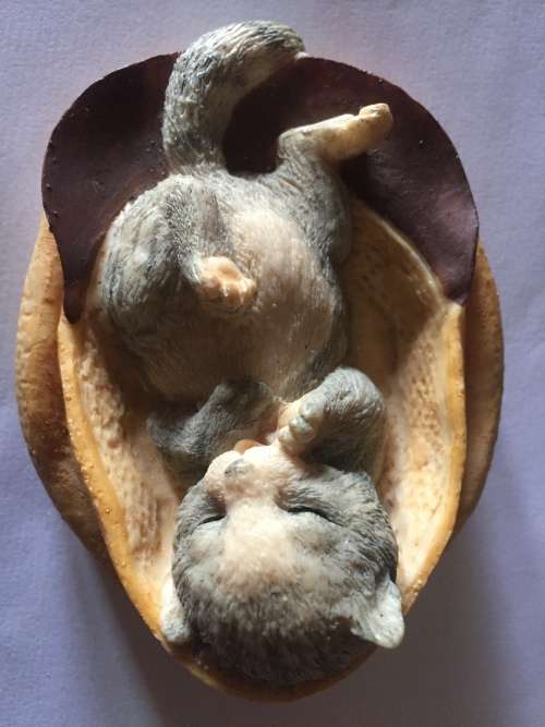 *AYNSLEY MASTERCRAFT Hand Painted Resin Kitten*