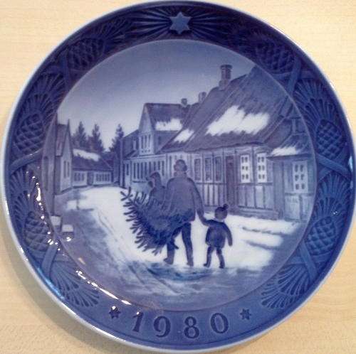 Royal copenhagen denmark christmas plate 1980 bringing home the christmas tree