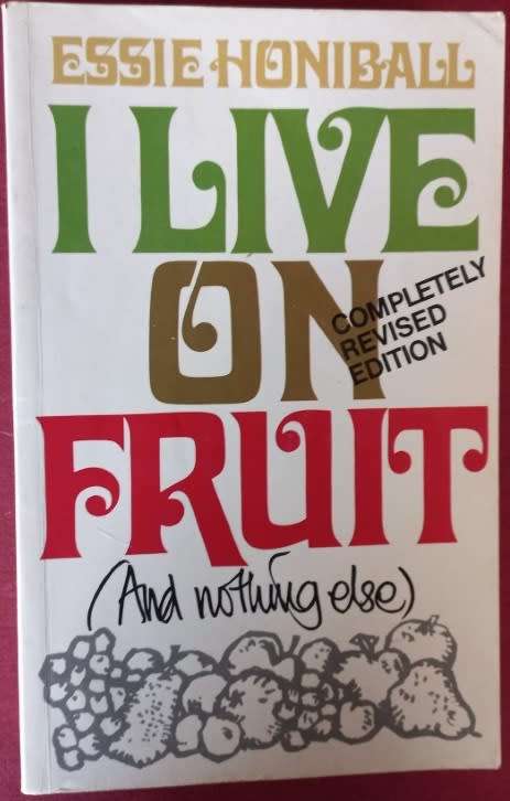 I Live on Fruit (And Nothing Else) - Essie Honiball - Softcover - 362 Pages