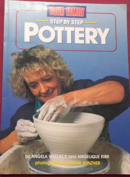 Step-by-step Pottery - Angela Wallace & Angelique Kirk - Softcover - 115 Pages