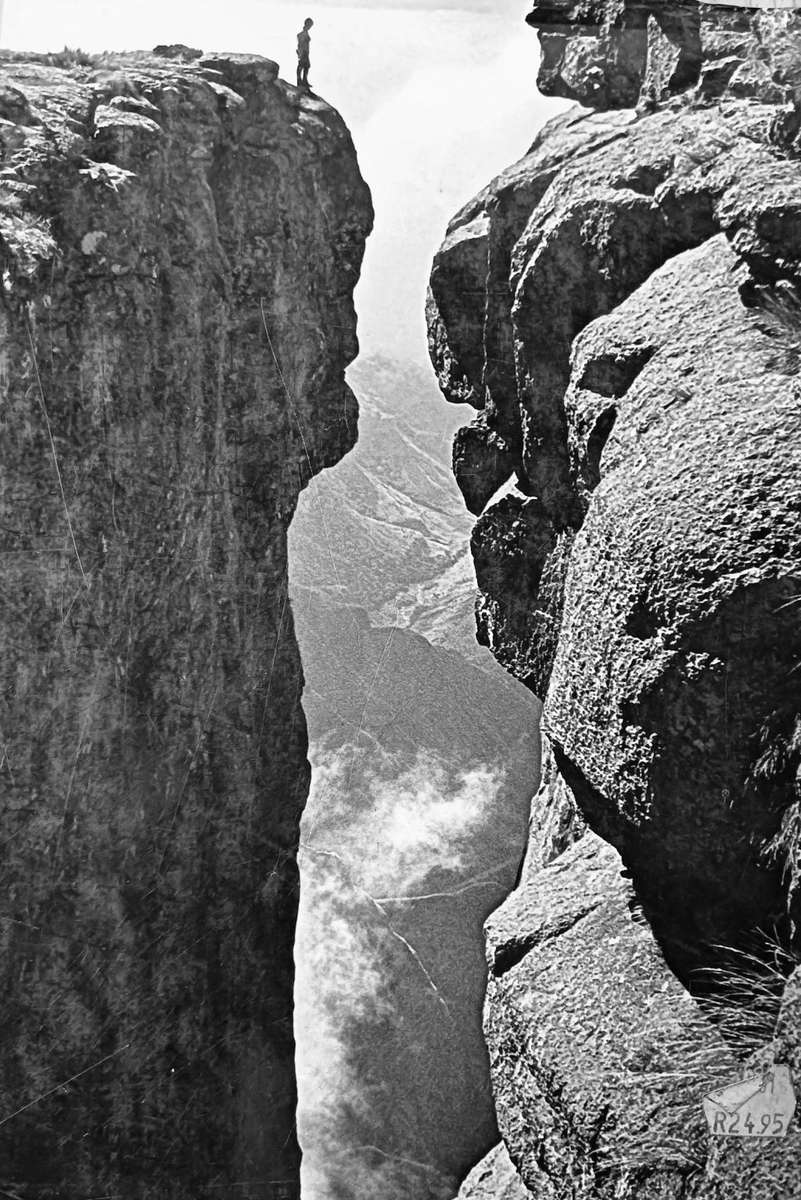 Barrier of Spears - Drama of the Drakensberg - R.O. Pearse - Hardcover - 304 Pages