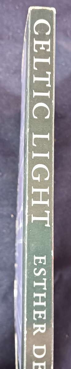 Celtic Light - Esther de Waal - Softcover - 148 Pages