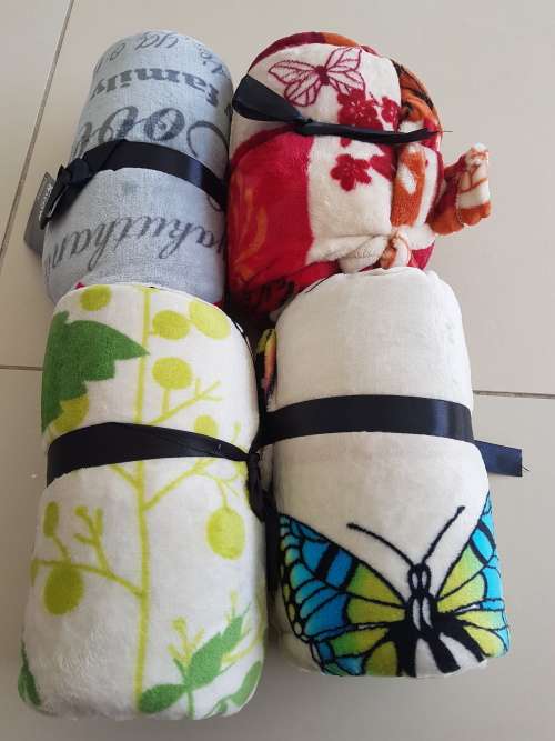 SUPER SOFT PLUSH THROWS/ BLANKETS @ A BARGAIN PRICE