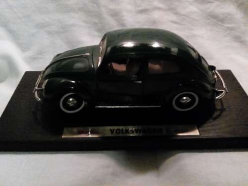 I HAVE ON OFFER A MAGNIFICENT 1:18 SCALE 1951 - SPLIT REAR WINDOW VOLKSWAGEN BEETLE BY MAISTO!