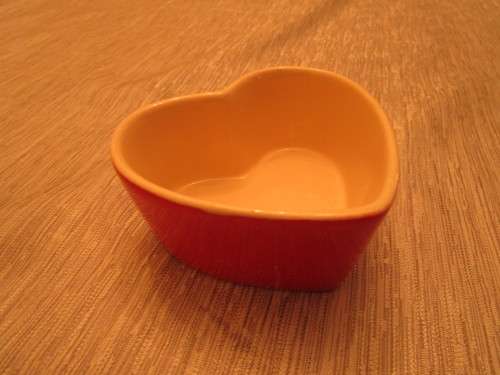 THIS IS SUCH A CUTE LITTLE HEART SHAPED CERAMIC DISH - BEAUTIFUL PIECE!!!!