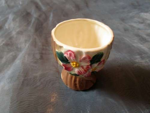 THIS IS SUCH A STUNNING CERAMIC EGG CUP - BEAUTIFUL PIECE!!!!